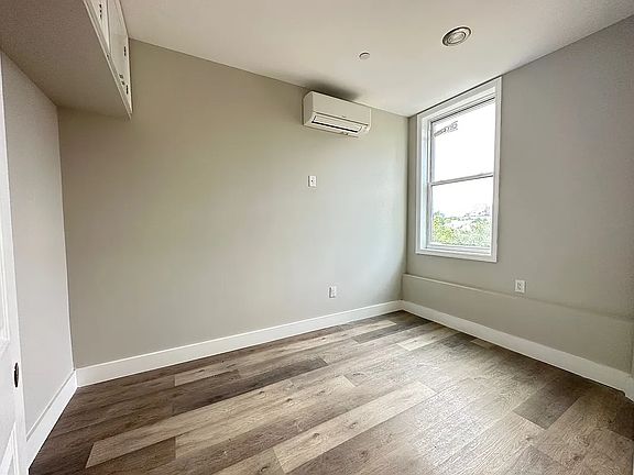 3rd image of 474 Van Buren St #5