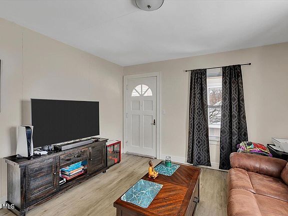 3rd image of 10 Leonard Avenue