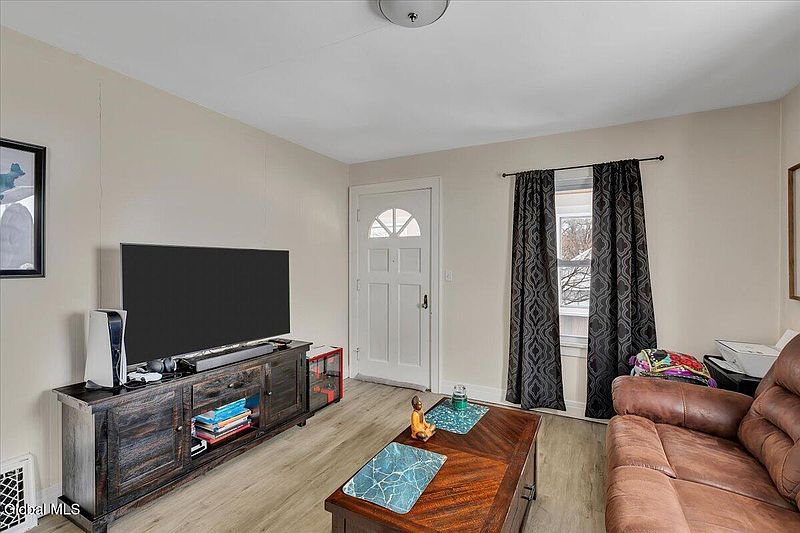 3rd image of 10 Leonard Avenue
