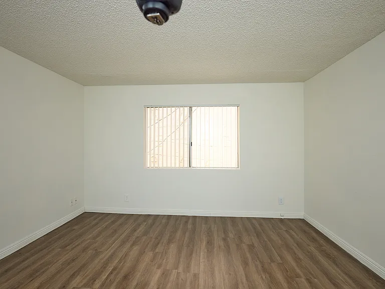 744 N Manhattan Pl — Photo 15