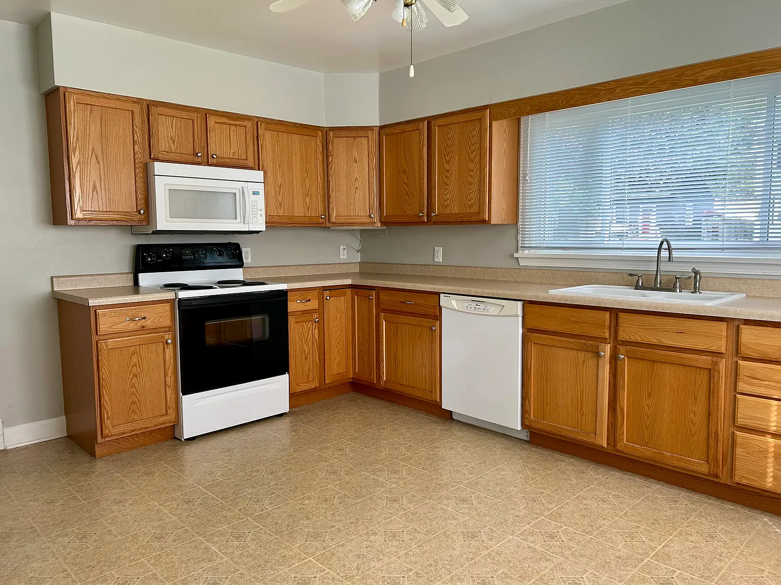 3 bed, 1465 sqft, $1,975 — Photo 2
