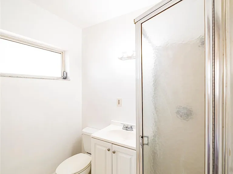 115 NE 4th St #3 — Photo 8