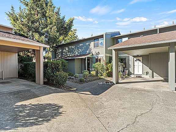 2nd image of 1022 SE Camelot Dr