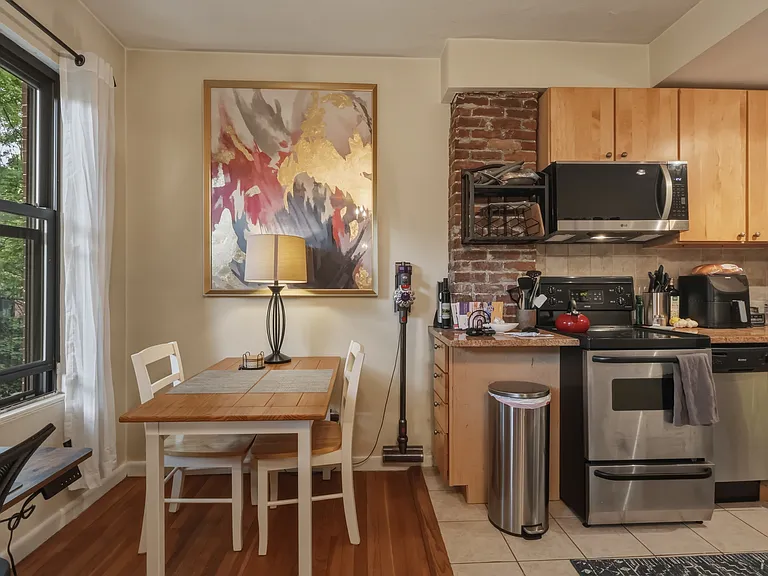 207 W Springfield St #4 — Photo 2