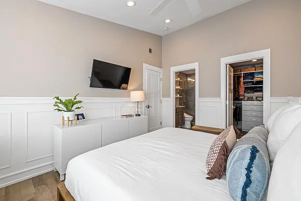 2 bed, 922 sqft, $3,975 — Photo 3
