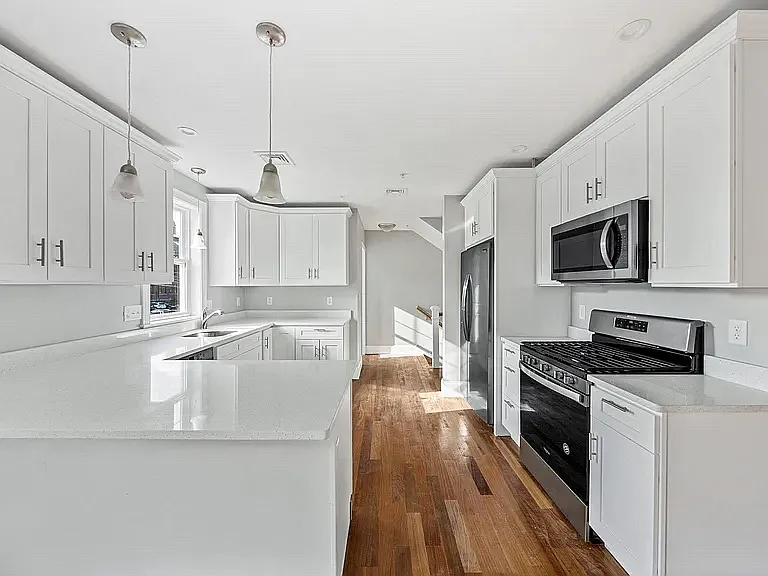 2 bed, 2.5 bath, 1300 sqft, $3,200 — Photo 2