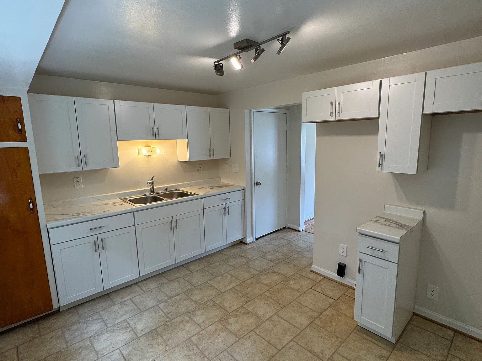 3 bed, 858 sqft, $1,695 — Photo 3