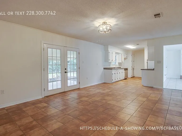 107 Deanna St — Photo 3