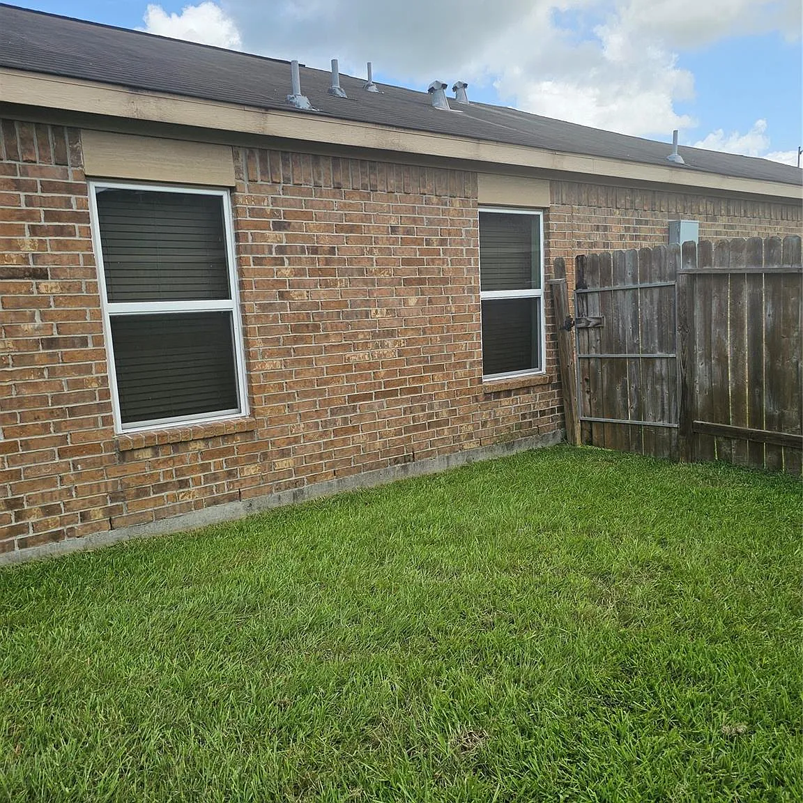 4 bed, 2.0 bath, 1842 sqft, $2,200 — Photo 4