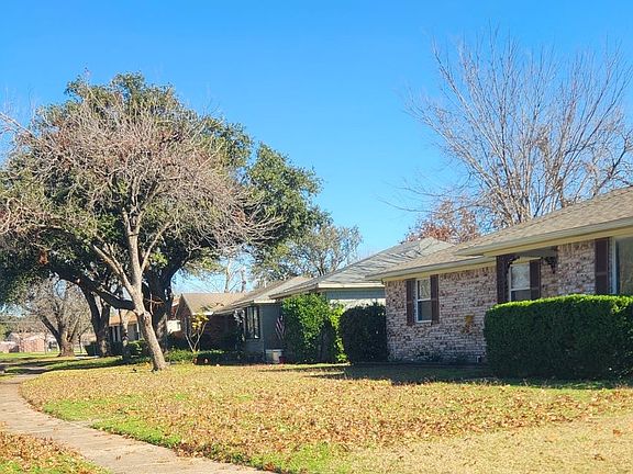 Looking westward towards nearby park on the corner of Hunnicut Road