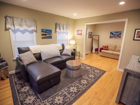 46 Mayflower St, Plymouth, MA 02360