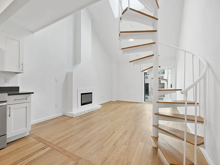 321 E 22nd St #6U — Photo 4