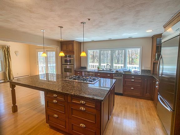 4th image of 12 Woodchester Dr