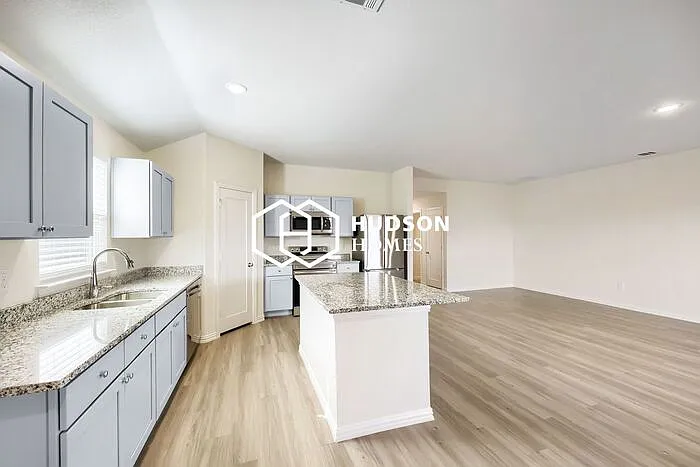 414 Rose Ave — Photo 4