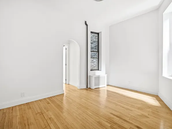 238 W 4th St APT 1A, New York, NY 10014