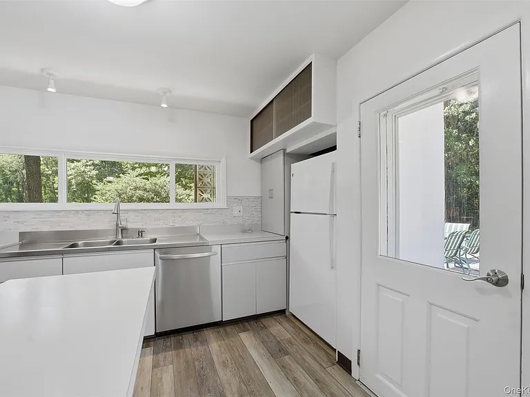 58 Carolan Rd E — Photo 12