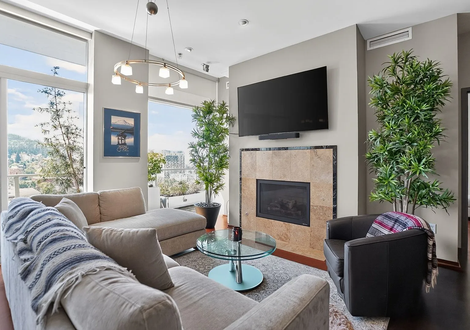 Stylish 2BR Penthouse in Downtown Portland — Photo 3