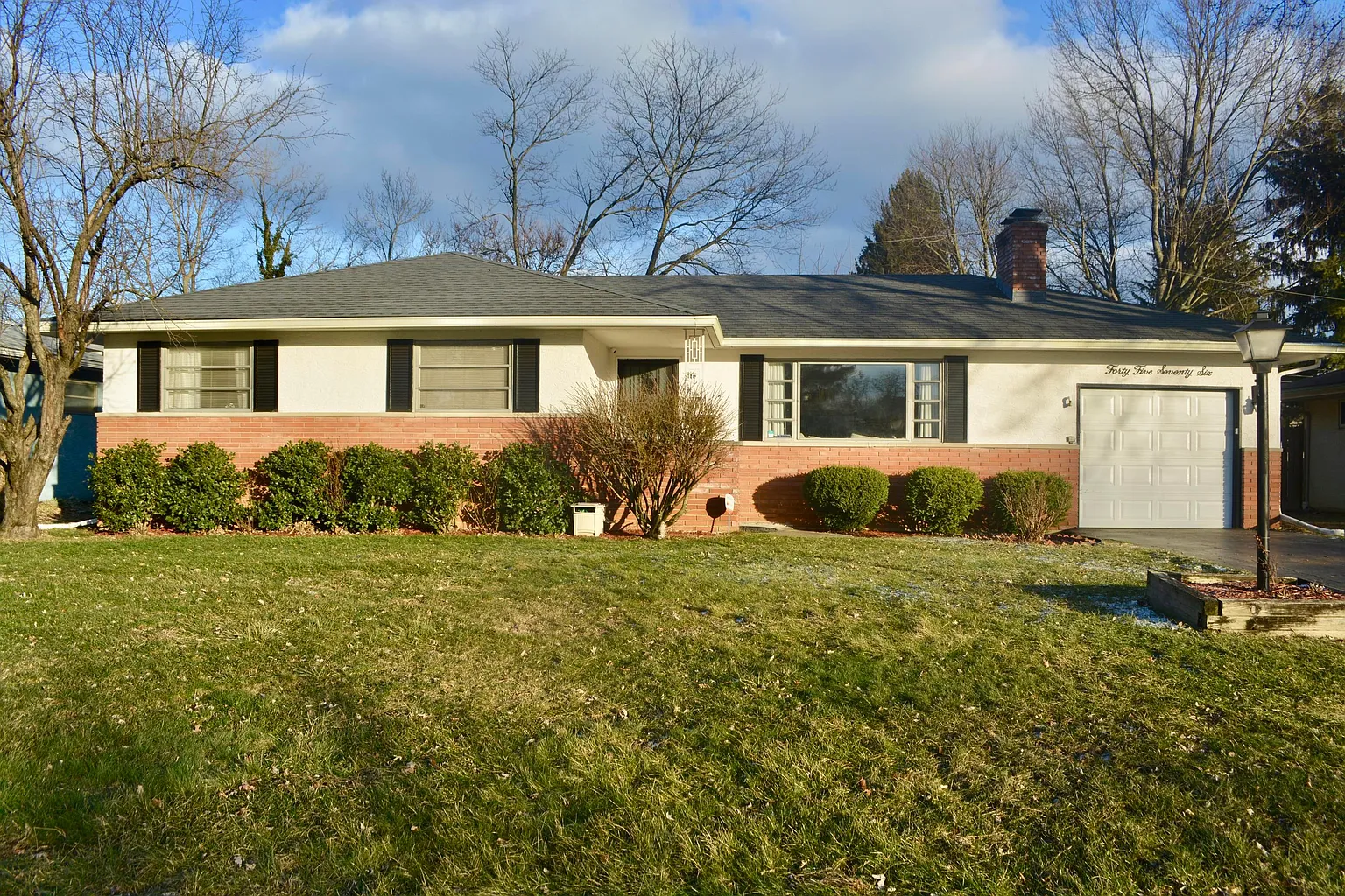 4576 Emslie Dr photo 1