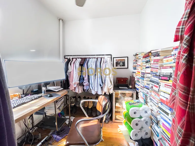 215 E 10th St #21 — Photo 5