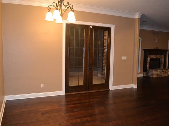 2nd image of 140 Brisbane Dr