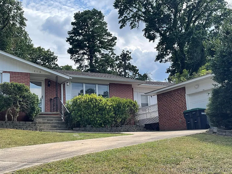 278 Hickory Dr — Photo 3