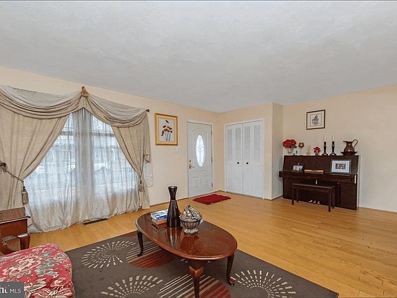 3rd image of 40 Rittenhouse Dr
