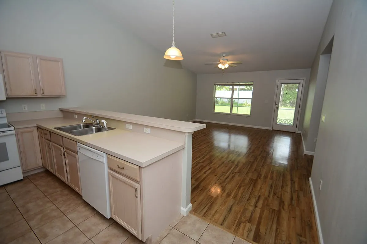 37 Eton Ln B — Photo 4