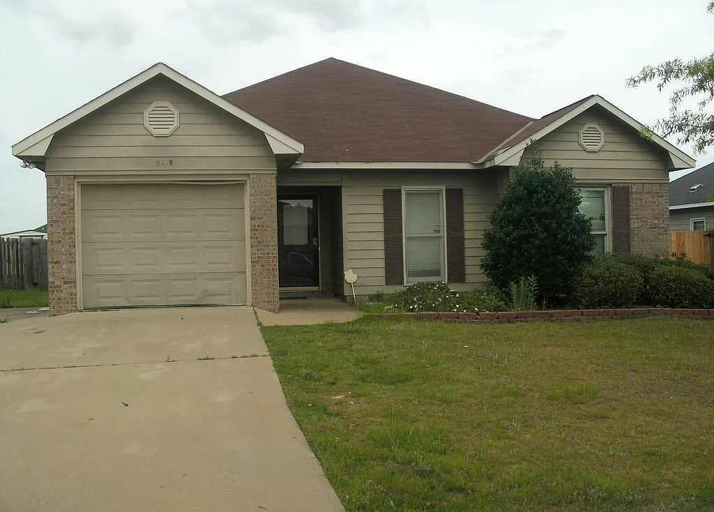 3 bed, $1,725 — Photo 1