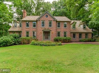 7111 Laketree Dr, Fairfax Station, VA 22039