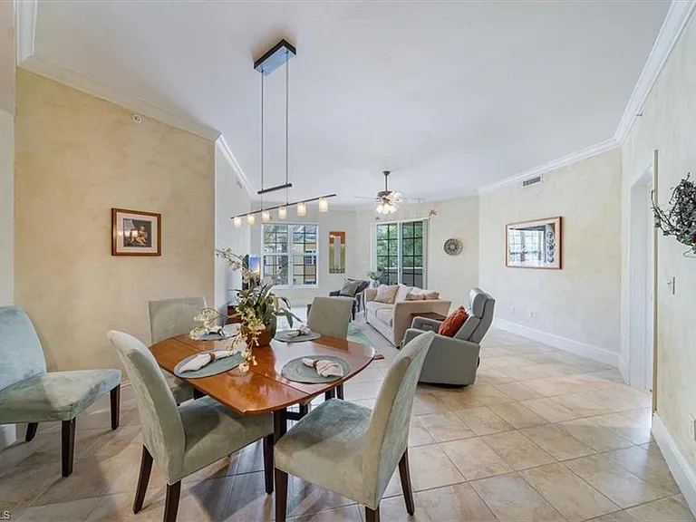 5068 Annunciation Cir #4210 — Photo 8