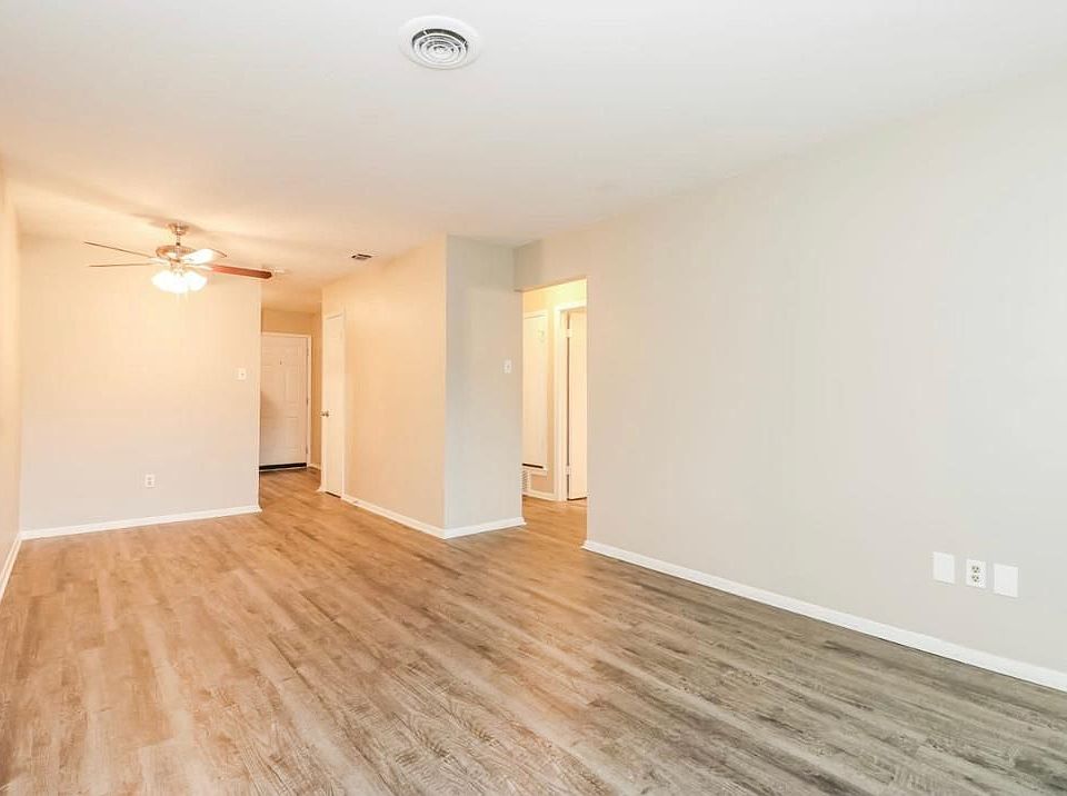 1st image of 17256 Lakeview Ct