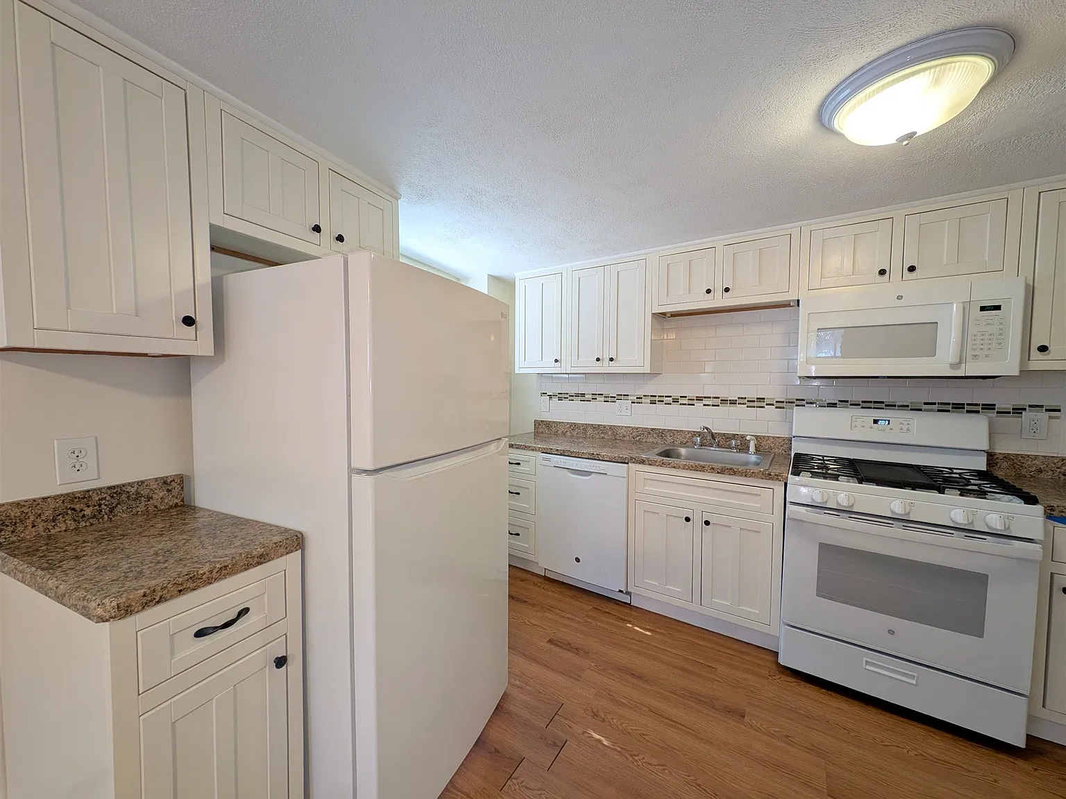 3 bed, 1000 sqft, $3,150 — Photo 2