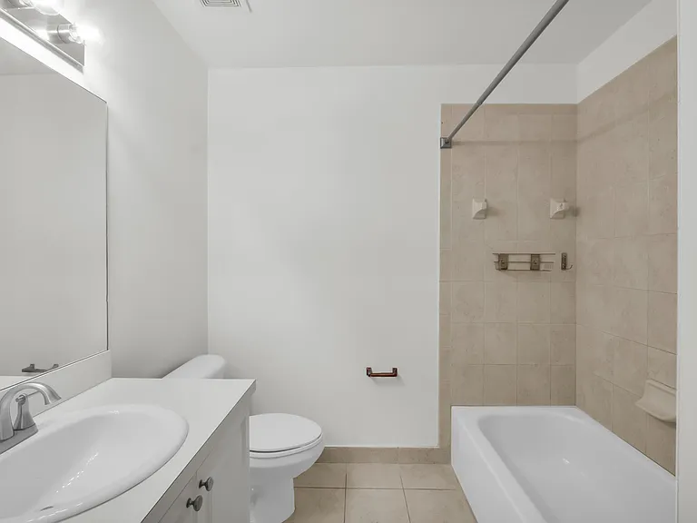 2581 Riverside Dr — Photo 15