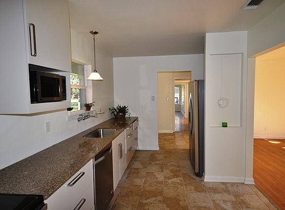 3rd image of 336 El Portal Dr