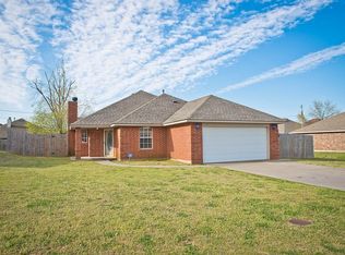620 NW 21st St, Moore, OK 73160