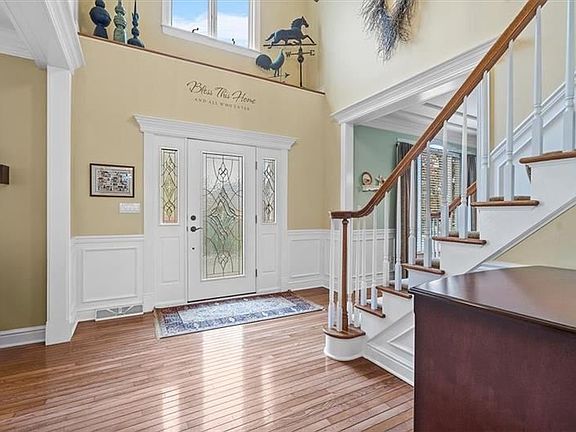 2nd image of 123 Lyndhurst Cir