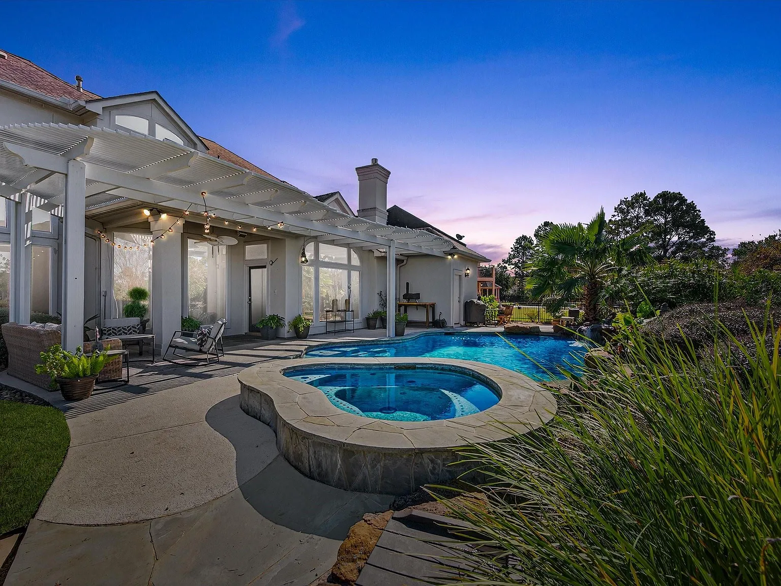 4 bed, 5.0 bath, 4669 sqft, $5,300 — Photo 3