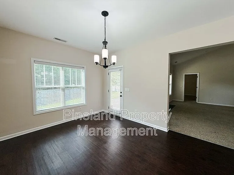 728 Roanoke Dr — Photo 7