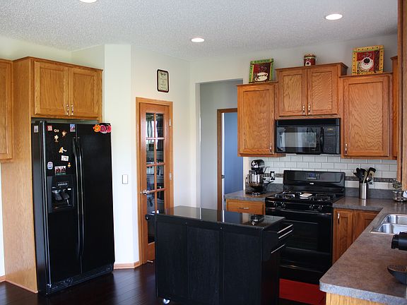 Kitchen with movable island