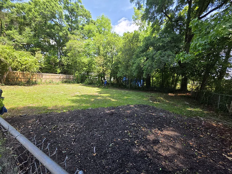 2641 Village Green Ln — Photo 9