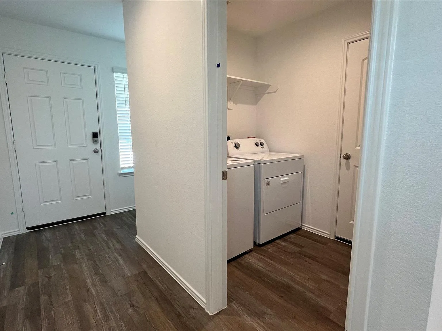3 bed, 2.0 bath, 1396 sqft, $2,000 — Photo 2