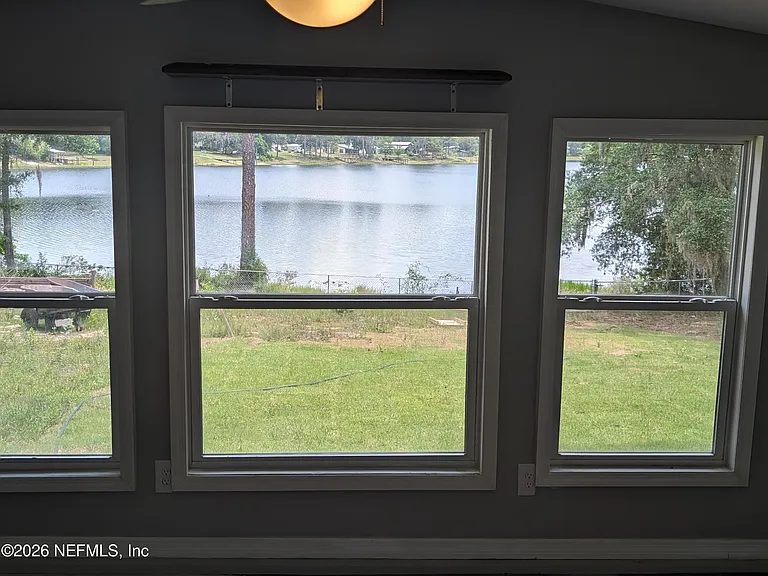 220 Mirror Lake Dr #B — Photo 5