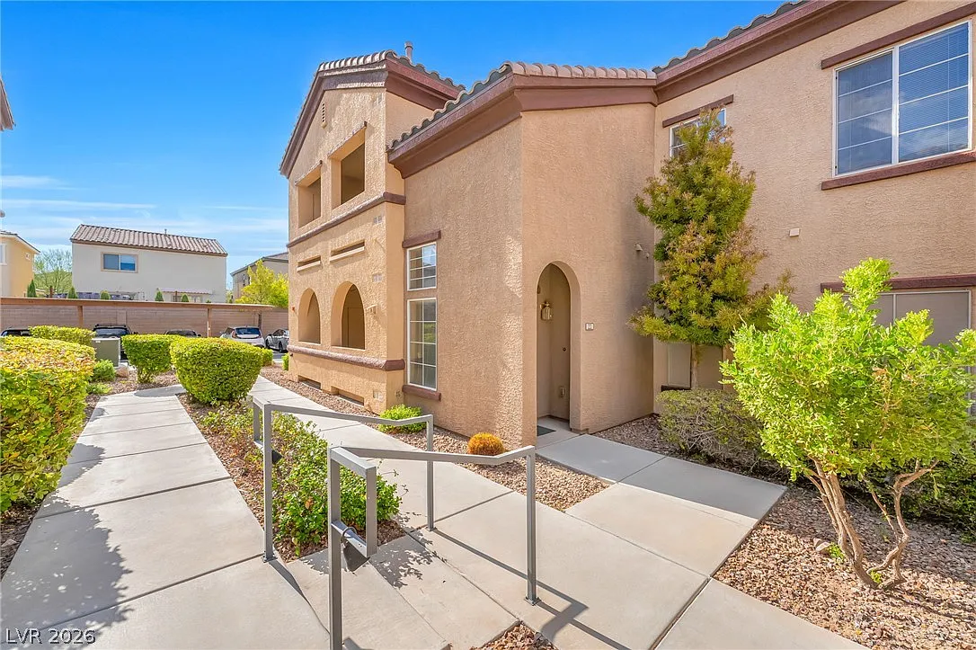 2 bed, 2.0 bath, 1337 sqft, $1,700 — Photo 2