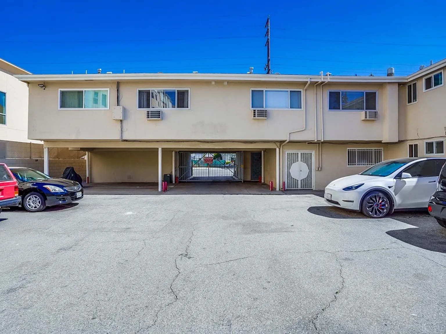 Convenient Inglewood Living Near SoFi & 105 Freeway! — Photo 4