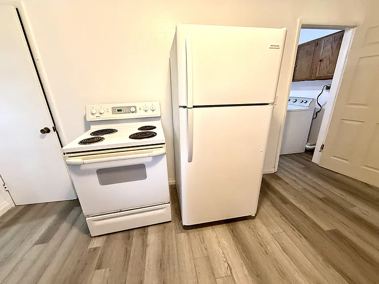329 E St NE — Photo 5