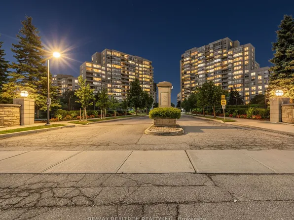 11 Townsgate Dr #210, Vaughan, ON L4J 8G4