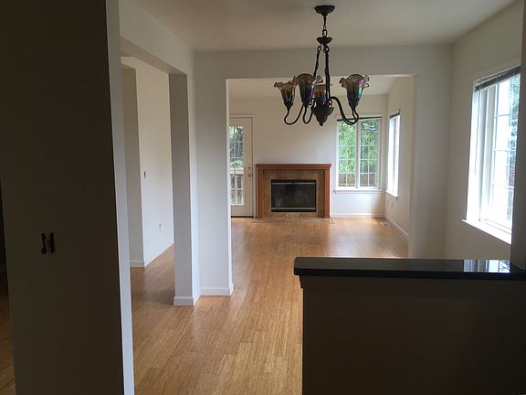 3rd image of 10922 Tulip Pl NW