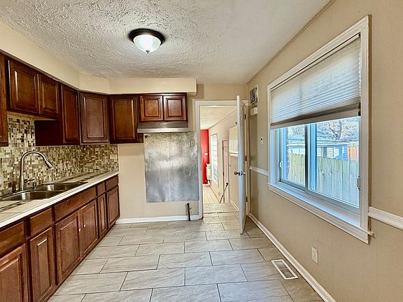 5th image of 1475 Lincoln Ave