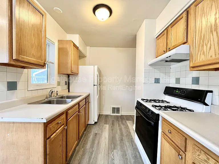 1656 Fremont Ave NW — Photo 8