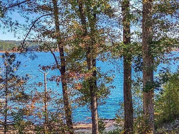 3rd image of 18 S Pointe Cove